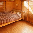寝室は壁、天井　珪藻土塗りと床はヒノキの無垢材を使用。