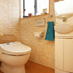 トイレは空間を広く取 る為、タンクレストイレ設置。壁は呼吸する内装壁材「エコカラット」を使用。