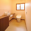 トイレ／増築してカウンターを設置して広々した空間になりました。