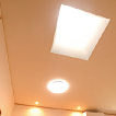 天井からも光を取り込めるようにガラス瓦を配置。